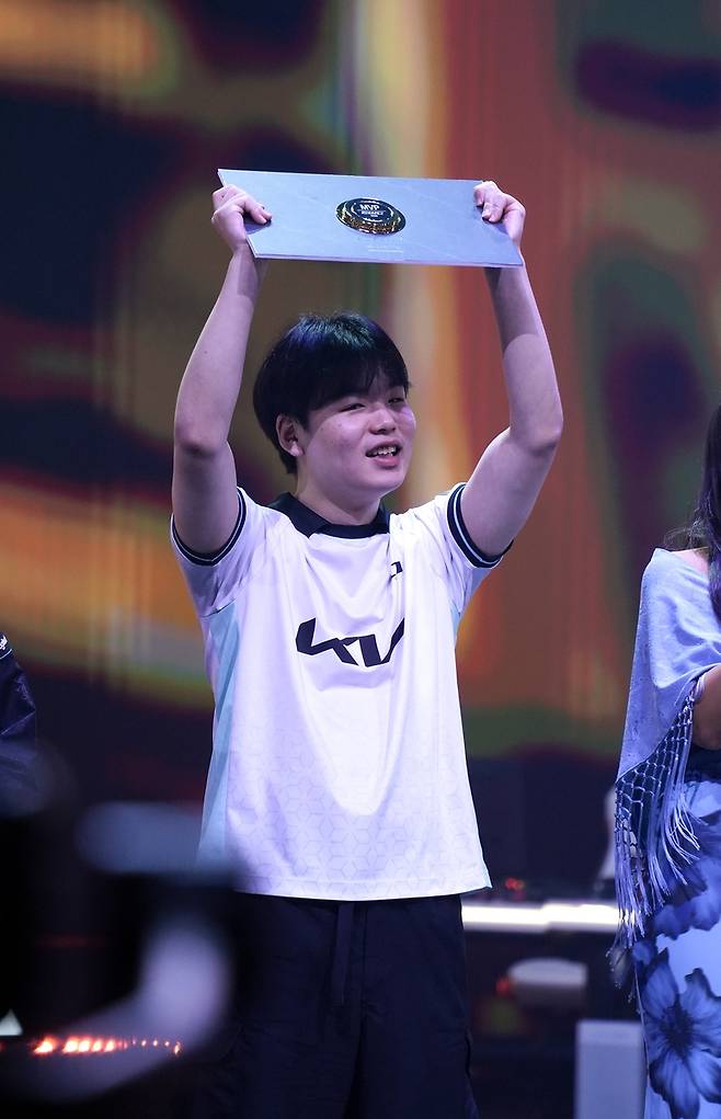 MVP 선정된 '스매시' 신금재 (파리=연합뉴스) 김주환 기자 = 19일(현지시간) 파리 포르트 드 베르사유 전시장에서 열린 e스포츠 월드컵(EWC) 리그 오브 레전드(LoL) 종목 결승전에서 디플러스 기아(DK)의 '스매시' 신금재가 최우수선수(MVP)에 선정된 직후 메달을 들어올리고 있다. 2026.7.19 jujuk@yna.co.kr