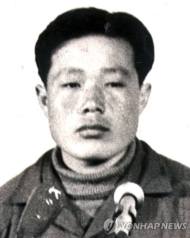 대통령 암살을 위해 침투했던 북한 특수부대원 김신조.  1968년 1월 21일 북한의 특수부대원 31명이 박정희 대통령을 암살하기 위해 서울에 침투, 자하문까지 진출했다. 
이 중 29명이 사살됐고 김신조는 생포됐으며 나머지 1명은 북한으로 도주했다.
[연합뉴스 사진]