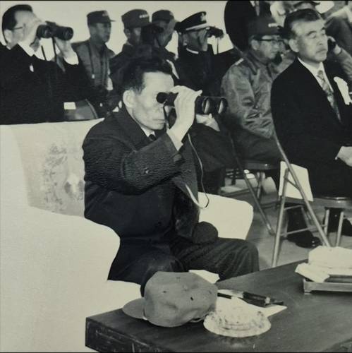 번개사업 관람대의 박정희  1972년 4월 3일 번개사업 종합 시범 사격행사에서 박 대통령이 쌍안경으로 무기의 성능을 관찰하고 있다.
[안동만 전 소장 제공]