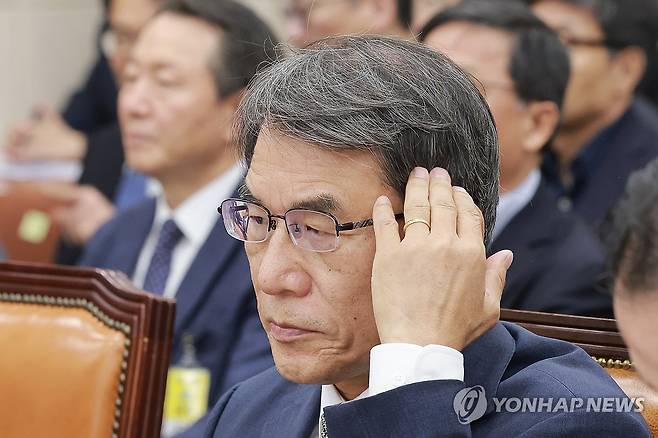 청문회 출석한 노태악 전 중앙선관위원장 (서울=연합뉴스) 신현우 기자 = 노태악 전 중앙선거관리위원장이 14일 국회에서 열린 '제9회 전국동시지방선거 투표용지 부족 사태 등 국민 참정권 침해 진상규명 및 선거관리 개혁을 위한 국정조사 특별위원회' 제1차 청문회에서 머리카락을 만지고 있다. 2026.7.14 nowwego@yna.co.kr