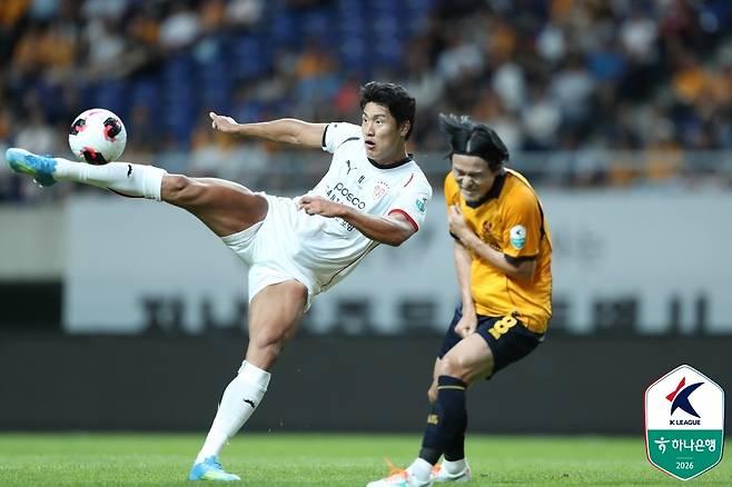 슈팅하는 포항 스틸러스의 이호재(왼쪽) [한국프로축구연맹 제공. 재판매 및 DB 금지]