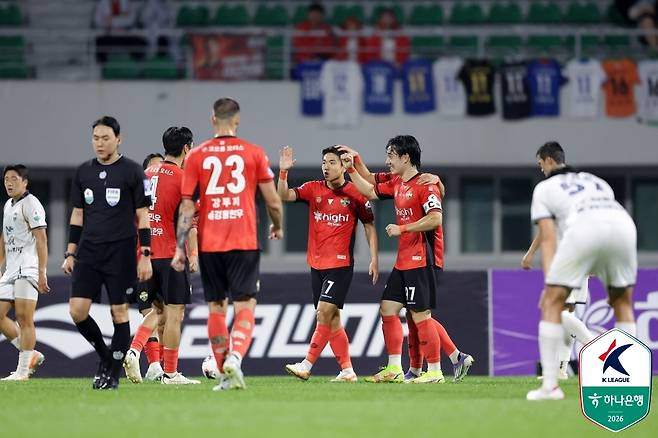 골세리머니를 펼치는 강원FC 선수들 [한국프로축구연맹 제공. 재판매 및 DB 금지]
