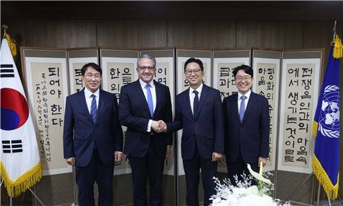 LG AI연구원-유네스코, AI 윤리 MOOC 프로젝트 런칭 행사 LG AI연구원과 유네스코가 20일 서울 명동에 위치한 유네스코 한국위원회에서 AI 윤리 MOOC 프로젝트 글로벌 런칭 행사를 열었다. 사진 왼쪽부터 홍현익 유네스코 한국위원회 사무총장, 칼레드 엘에나니 유네스코 사무총장, 배경훈 부총리 겸 과학기술정보통신부 장관, 임우형 LG AI연구원 공동 연구원장. [LG 제공. 재판매 및 DB 금지]