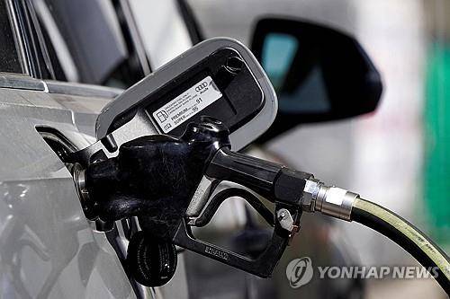 미 캘리포니아주의 한 주유소 주유차량 [로이터=연합뉴스 자료사진. 재판매 및 DB 금지]
