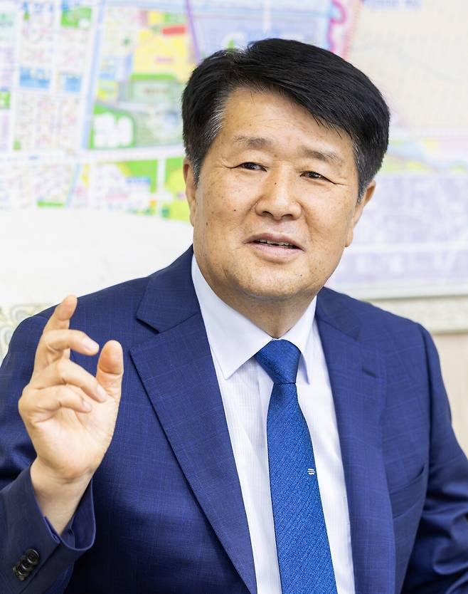 ▲&nbsp;박형우 계양구청장이 취임 인터뷰에서 구정 운영 방향과 주요 현안에 대해 설명하고 있다. /사진제공=계양구