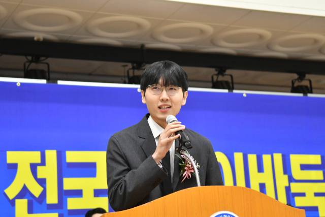 올해 1월 부산서 열린 '제1회 신진서배 전국 어린이 바둑대회'에서 인사말을 하는 신진서 9단. 한국기원 제공