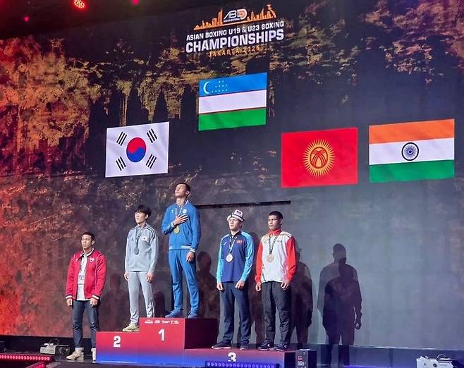 ▲ 인도네시아 자카르타에서 열린 2026 아시아 U19·U23 복싱선수권대회에서 은메달을 획득한 점촌고등학교 복싱부 김동진 학생이 시상대에 올라서 있다..