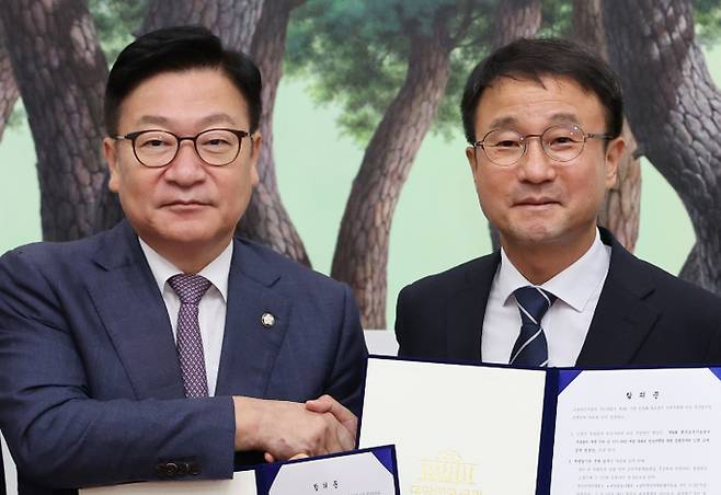 ▲ 한병도 더불어민주당 대표 직무대행 겸 원내대표와 정점식(왼쪽) 국민의힘 원내대표가 21일 국회 운영위원장실에서 제9회 전국동시지방선거 투표용지 부족 사태 등 선거관리 부실 사태의 진상규명을 위한 특별검사의 임명 등에 관한 법률안 합의문을 들고 기념촬영하고 있다. 연합뉴스