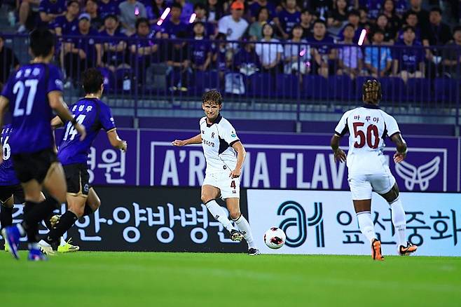 패스를 주고받는 반 흐룬스벤과 바 루아. 광주FC 제공