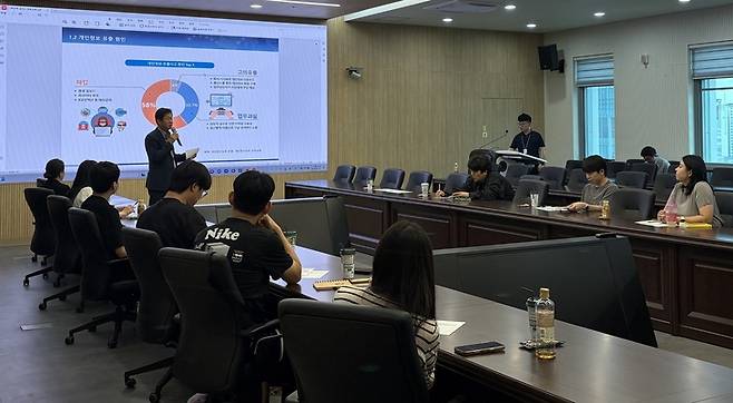 ▲지난 15일 서울시 중구에 위치한 한전KDN 서울본부에서 한전KDN 관계자가 '개인정보보호책임자(CPO)와 함께하는 개인정보처리 수탁사 대상 개인정보보호교육'을 진행하고 있다. 사진=한전KDN