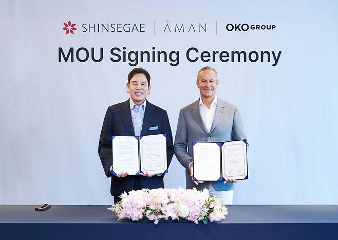 정용진 신세계그룹 회장(왼쪽)과 블라디슬라프 도로닌 오코(OKO)그룹 회장이 서울 조선팰리스 호텔에서 신세계프라퍼티와 오코 그룹 간 조인트벤처(JV) 설립 협약식을 했다. 양사는 프리미엄 호텔&리조트 브랜드 '아만(Aman)'과 '자누(Janu)'를 운영하는 아만 그룹의 호스피탈리티 공동 개발에 나선다. /신세계그룹