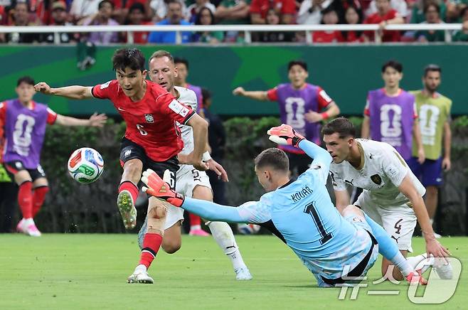대한민국 축구국가대표팀 황인범이 11일(현지시간) 멕시코 할리스코주 사포판 과달라하라 스타디움에서 열린 2026 북중미 월드컵 A조 조별리그 1차전 대한민국과 체코의 경기에서 동점골을 넣고 있다. 2026.6.12 ⓒ 뉴스1 임세영 기자