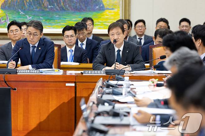 이찬진 금융감독원장이 21일 서울 여의도 국회에서 열린 홈플러스 회생 관련 정무위원회 간담회에 출석해 의원 질의에 답하고 있다. 2026.7.21 ⓒ 뉴스1 유승관 기자