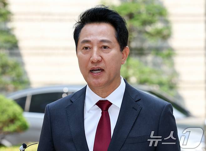 오세훈 서울시장이 지난달 10일 서울 서초구 서울중앙지방법원에서 열린 '명태균 여론조사 의혹' 사건 1심 속행 공판에 출석하며 취재진 질문에 답하고 있다. 2026.6.10 ⓒ 뉴스1 최지환 기자