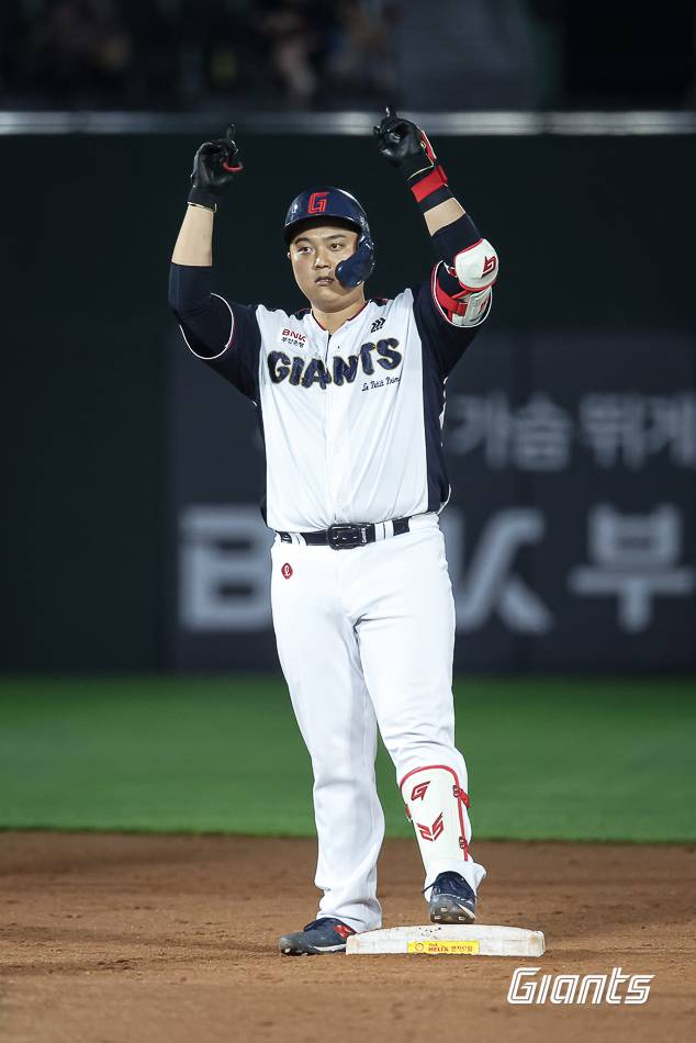 롯데 한동희가 21일 부산 사직구장에서 열린 2026 KBO리그 정규시즌 SSG전에서 역전 적시타를 친 후 세리머니를 하고 있다. 사진 | 롯데 자이언츠