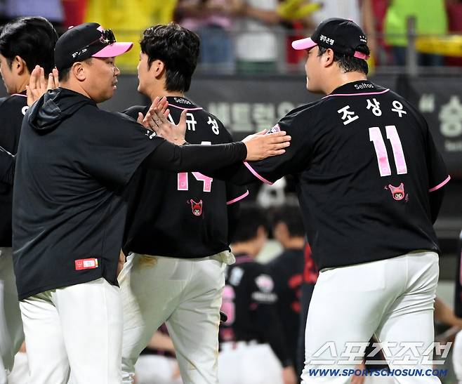 21일 광주KIA챔피언스필드에서 열린 한화와 KIA의 경기. KIA가 7대3으로 승리하며 4연승을 달렸다. 조상우를 맞이하는 이범호 감독의 모습. 광주=허상욱 기자wook@sportschosun.com/2026.07.21/