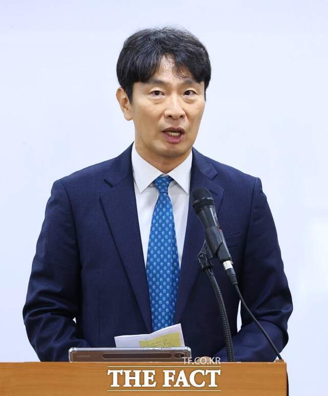 13일 서울 종로구 변호사회관에서 열린 JTBC 채권 피해자 공동변호인단 기자회견에서 이복현 전 금융감독원장이 발언하고 있다. /뉴시스