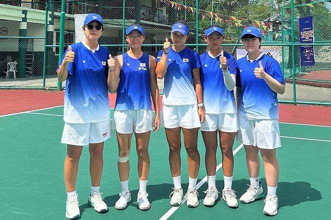 올해 U14 여자대표팀. 김이숙 감독, 김서현, 김아율, 임연경, 원예은 트레이너(왼쪽부터) / 대한테니스협회