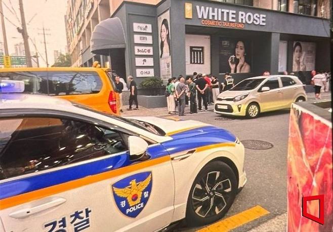 최근 서울의 한 화장품 판매점 앞에 중국 단체관광객들이 모여 있는 가운데 경찰차가 출동해 있다. 이들은 예정된 쇼핑을 거부한 뒤 여행사 측이 일정을 중단하면서 낮부터 저녁까지 현장에 남겨진 것으로 전해졌다. 독자 제공