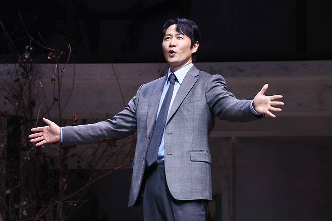 배우 연정훈이 연극 '죽은 시인의 사회' 프레스콜에서 주요장면을 시연하고 있다. /연합