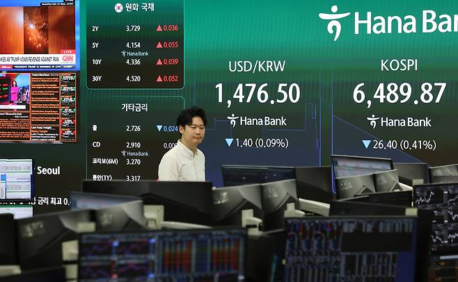 21일 서울 중구 하나은행 본점 딜링룸에서 직원들이 업무를 보고 있다. 이날 코스피는 상승 출발한 뒤 보합권에서 움직이고 있다. 연합뉴스