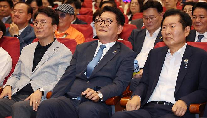 12일 서울 여의도 국회의원회관에서 열린 전국자치분권민주지도자회의(KDLC)에서 더불어민주당 당 대표 후보 김민석(왼쪽부터) 전 국무총리, 송영길 의원, 전청래 전 대표가 자리하고 있다. 2026.07.12.뉴시스