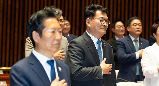 송영길 더불어민주당 의원을 비롯한 의원들이 5일 서울 여의도 국회에서 열린 의원총회에서 국민의례를 하고 있다. 왼쪽은 정청래 대표. 2026.6.5. 뉴스1