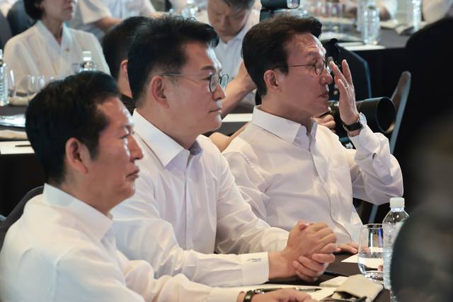 더불어민주당 전당대회에 출마한 정청래 전 대표(왼쪽부터)와 송영길 의원, 김민석 전 국무총리가 3일 서울 용산구 한 호텔에서 열린 더불어민주당 국회의원 워크숍에 참석하고 있다. [연합뉴스]