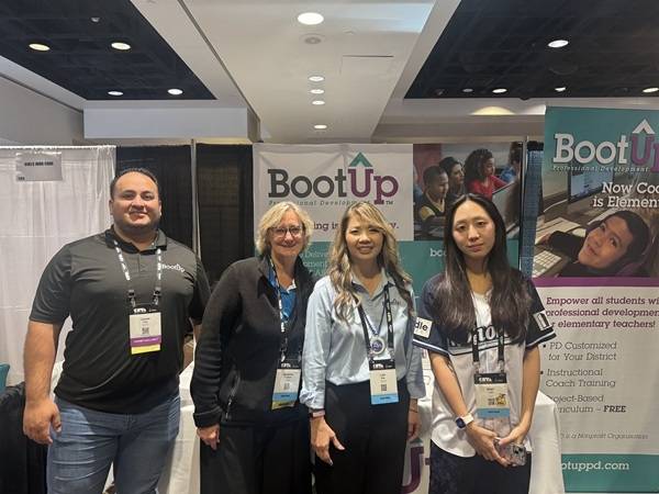 CSTA 2026 BootUp부스에서 팀모노리스와 BootUp관계자들이 공동 콘텐츠 개발 및 학교 파일럿 협력 방안을 논의한 뒤 기념 촬영하고 있다. (팀모노리스 제공)