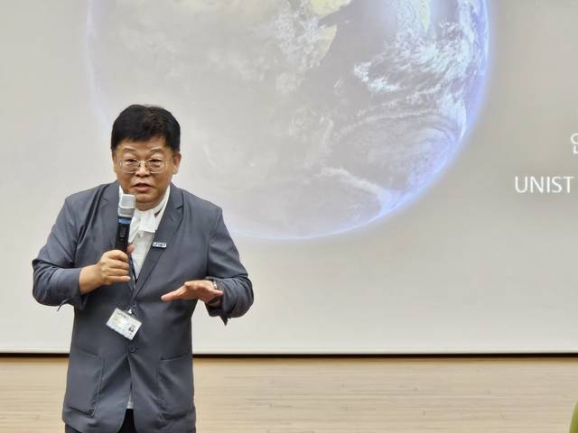 안현실 UNIST 연구부총장이 21일 전임출연연구기관장협의회 주최 ‘제1회 과학기술정책포럼’에서 주제발표를 하고 있다. 사진=이준기기자.