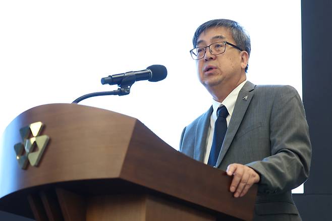 노문종 코오롱티슈진 공동대표가 21일 서울 강서구 코오롱원앤온리타워에서 열린 기자간담회에서 TG-C 미국 임상 3상 결과에 관해 설명하고 있다.(사진=연합뉴스)