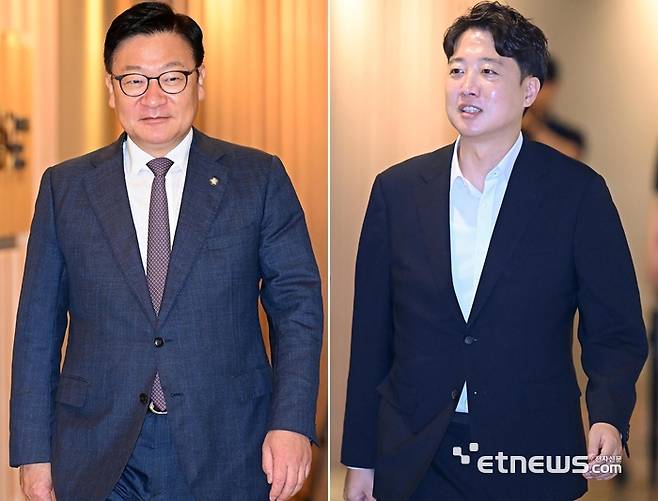 정점식 국민의힘 원내대표(왼쪽)와 이준석 개혁신당 대표가 21일 서울 여의도의 한 음식점에서 열린 비공개 오찬 회동에 참석하고 있다.  이동근기자 foto@etnews.com