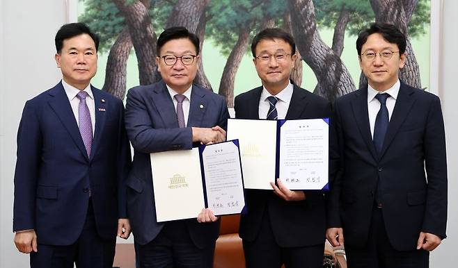 한병도 더불어민주당 대표 직무대행 겸 원내대표와 정점식 국민의힘 원내대표가 21일 국회 운영위원장실에서 제9회 전국동시지방선거 투표용지 부족 사태 등 선거관리 부실 사태의 진상규명을 위한 특별검사의 임명 등에 관한 법률안을 합의문을 들고 기념촬영하고 있다. 왼쪽부터 김승수 국민의힘 원내운영수석부대표, 정 원내대표, 한 원내대표, 천준호 더불어민주당 원내운영수석부대표. 뉴시스