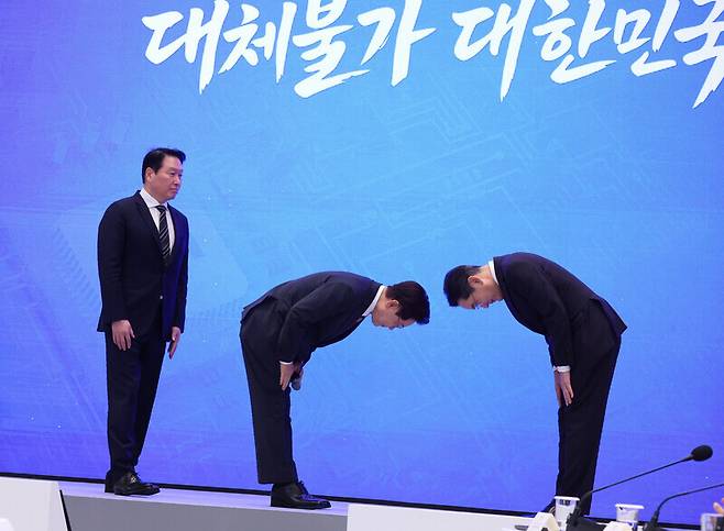 이재명 대통령이 6월29일 청와대에서 열린 ‘대한민국 대도약 3대 메가프로젝트 국민보고회’에서 이재용 삼성전자 회장과 최태원 에스케이(SK)그룹 회장에게 인사를 하고 있다. 청와대사진기자단