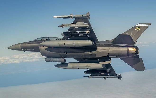 러스티 대거 미사일을 장착한 미 공군 F-16 전투기. 미 공군