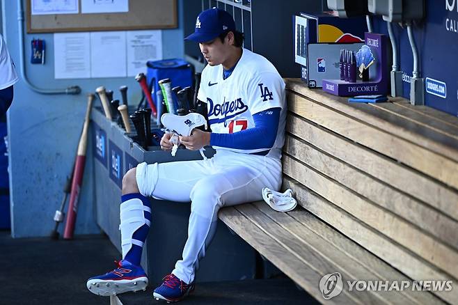 더그아웃에 앉아있는 오타니 쇼헤이. AP=연합뉴스