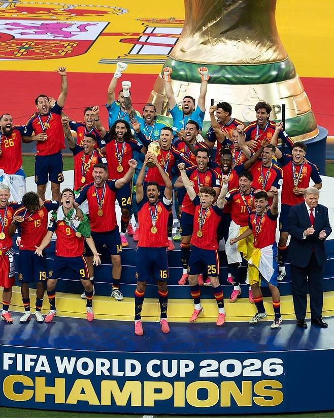 19일(현지시간) 미국 뉴저지 스타디움에서 열린 국제축구연맹(FIFA) 2026 북중미 월드컵에서 우승을 차지한 스페인 선수들 옆으로 도널드 트럼프 미국 대통령이 자리하고 있다. 사진 백악관 엑스(X) 캡처