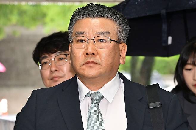 직권남용권리행사방해 혐의를 받는 유병호 감사위원이 구속 전 피의자 심문(영장실질심사)을 위해 20일 서울 서초구 서울중앙지방법원 건물에 들어서고 있다. 사진공동취재단