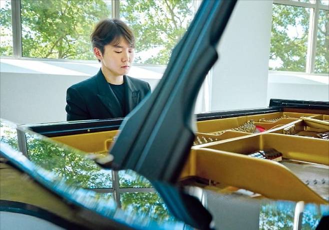 오는 10월 25일 서울 예술의전당에서 빈 필하모닉과 협연하는 피아니스트 조성진. /ⓒBen Wolf