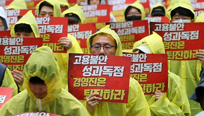 전국화학섬유식품산업노동조합 카카오지회(크루유니언) 조합원들이 20일 경기 성남시 판교역 광장에서 열린 결의대회에서 고용 안정 보장 등을 촉구하고 있다. 사진=뉴스1