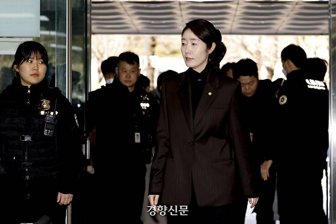김경 전 서울시의원으로부터 공천헌금 1억원을 수수한 혐의로 영장이 청구된 강선우 무소속 의원이 지난 3월3일 구속 전 피의자 심문을 받기 위해 서울중앙지법으로 출석하고 있다. 문재원 기자