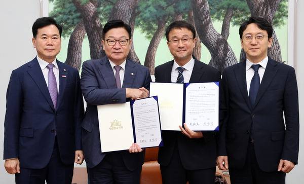 양당 원내지도부가 21일 국회 운영위원장실에서 선거관리위원회 투표용지 부족 사태에 따른 특검법안 합의문에 서명한 뒤 기념촬영을 하고 있다. 왼쪽부터 국민의힘 김승수 원내운영수석부대표, 정점식 원내대표, 더불어민주당 한병도 원내대표, 천준호 원내운영수석부대표. 연합뉴스