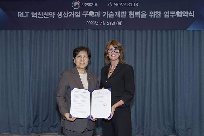 정은경 보건복지부 장관과 주디스 러브 노바티스 APMA 총괄 사장이 21일 서울 용산구 노보텔 앰배서더 호텔에서 노바티스와 ‘한국 내 방사성리간드치료제 생태계 조성을 위한 업무협약’을 체결하고 기념촬영을 하고 있다. 보건복지부 제공