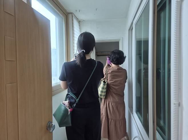 16일 오전 30대 여성 C와 그 어머니가 계약한 노원 미미삼 단지의 집 상태를 꼼꼼히 체크하고 있다. 이강민 기자
