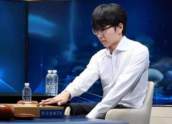 바둑 세계 랭킹 1위 신진서 9단이 현존하는 최고 수준의 바둑 AI 프로그램 카타고(KataGo)와 쎈수학·한경 기신전(棋神戰) 3번기를 치른다. 신진서가 21일 서울 중구 한국경제TV 스튜디오에서 열린 경기에서 착수하고 있다. 연합뉴스