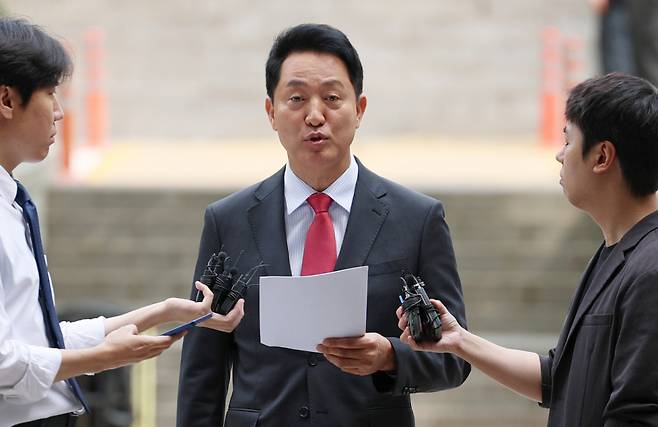 오세훈 서울시장이 지난달 17일 서울 서초구 서울중앙지방법원에서 열린 여론조사비 대납 의혹 관련 결심 공판에 출석하며 입장을 밝히고 있다. /사진=뉴스1