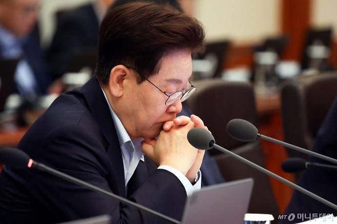 [서울=뉴시스] 김진아 기자 = 이재명 대통령이 21일 청와대에서 열린 국무회의에서 자료를 살펴보고 있다.(청와대통신사진기자단) 2026.07.21. bluesoda@newsis.com /사진=