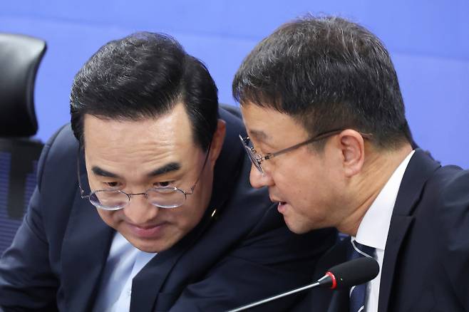 한병도 더불어민주당 당대표 직무대행 겸 원내대표와 박홍근 기획예산처 장관이 21일 서울 여의도 국회 의원회관에서 열린 2027년 예산안 당정협의에서 대화하고 있다. /사진=뉴스1