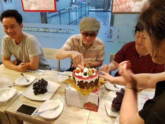 시아버님(가운데) 생전 85세 생신을 맞았을 때 가족들이 모여 함께 축하했다.