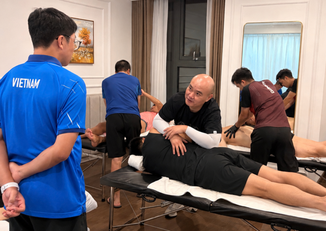 수기 테라피를 받고 있는 베트남 축구대표팀 선수들. 디제이매니지먼트 제공
